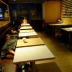 香港マクドナルドの夜は野宿者でカオス 5/5