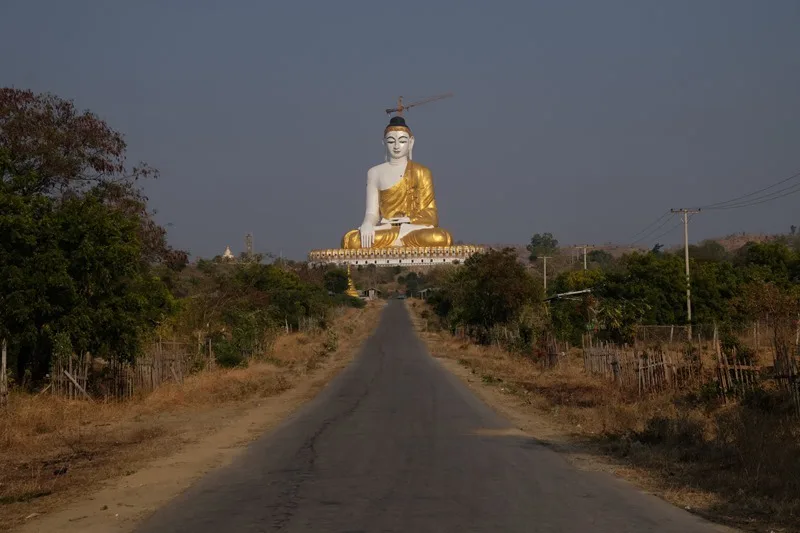 ミャンマー】レイチュンセッチャー大仏は日本一の牛久大仏より大きい