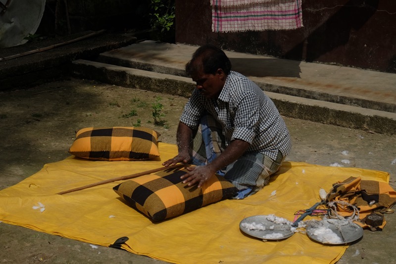 X M1 20200828 130340 DSCF4264 - インドの枕売りはハンドメイドで目の前で作ってくれる