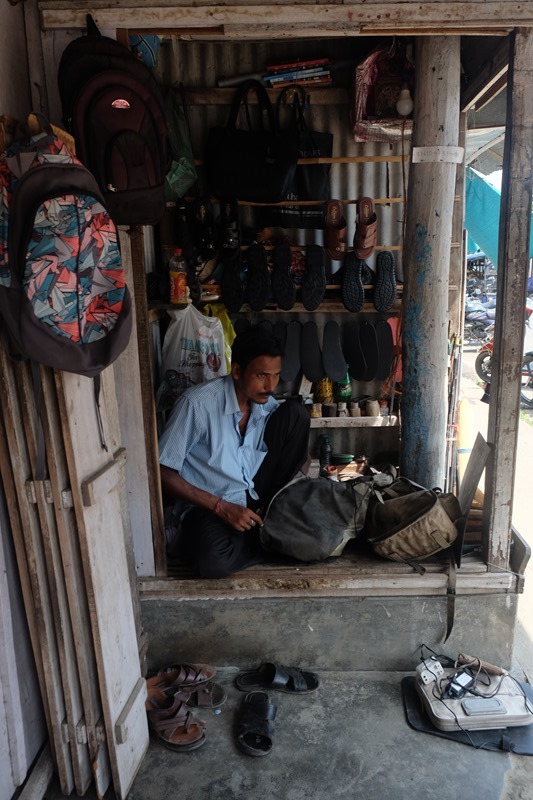 【インド】自転車旅行用カバン(オーストリッチ特大パニアバッグ)を50ルピーで修理してもらう