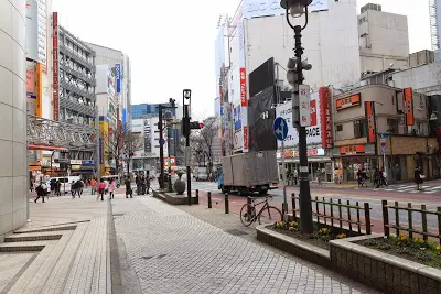 聖地巡礼 月は東に日は西に 東京 渋谷聖蹟桜ヶ丘 神奈川 日吉 地図付 職業 魔法使い死亡 海外自転車旅行中